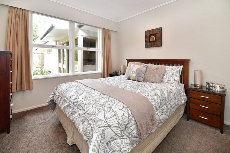 Photo of property in 12 Tawhana Crescent, Red Beach, 0932