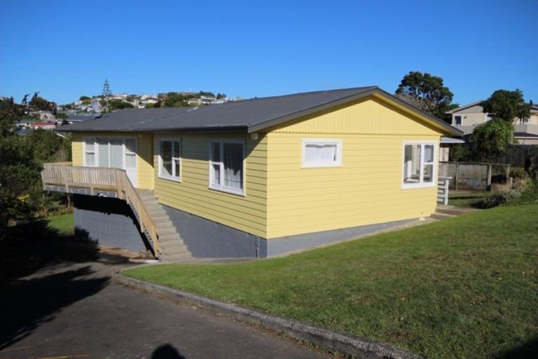 Photo of property in 49 Stewart Drive, Newlands, Wellington, 6037
