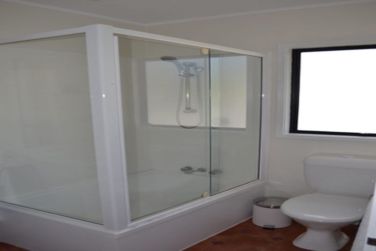 Photo of property in 52 Meadowood Drive, Unsworth Heights, Auckland, 0632