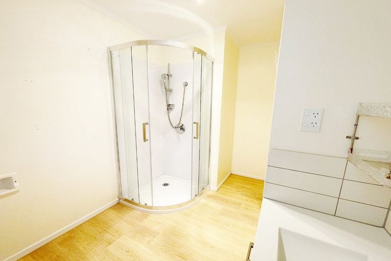 Photo of property in 35 Exmouth Road, Northcote, Auckland, 0627