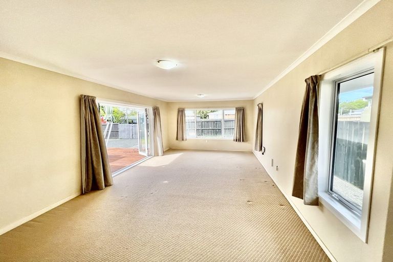 Photo of property in 8 Border Road, Henderson, Auckland, 0612