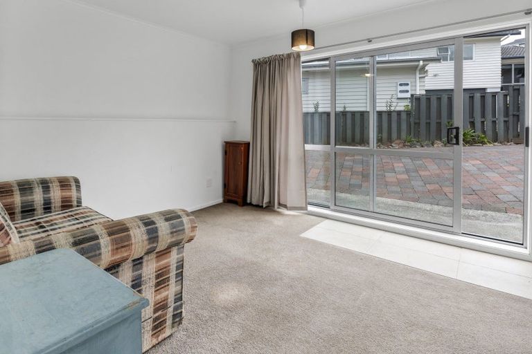 Photo of property in 2/3 Pohutukawa Avenue, Shelly Park, Auckland, 2014