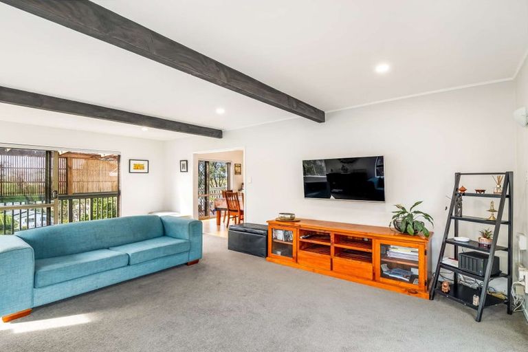 Photo of property in 10 Glen Vista Place, Bayview, Auckland, 0629