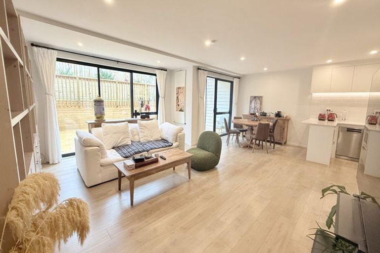 Photo of property in 6/11 Rengarenga Rise, Fairview Heights, Auckland, 0632