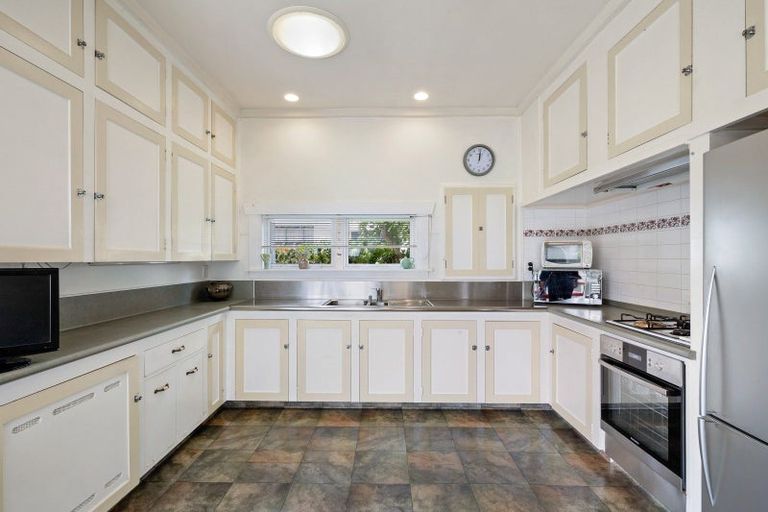 Photo of property in 81 Belt Road, New Plymouth, 4310