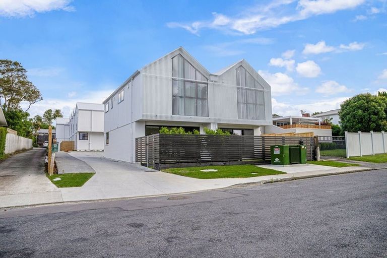 Photo of property in 2/11 Paramu Avenue, Birkdale, Auckland, 0626