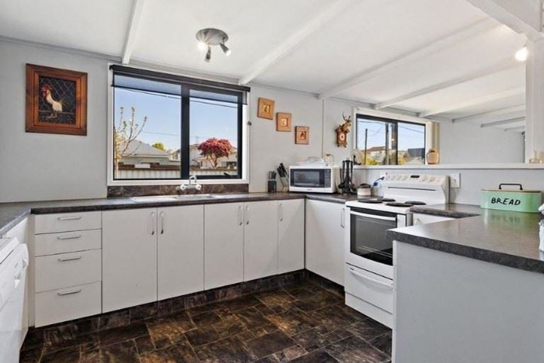 Photo of property in 17 Seymour Street, Hornby, Christchurch, 8042