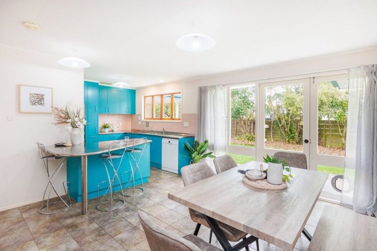 Photo of property in 17 Chilton Grove, Hokowhitu, Palmerston North, 4410