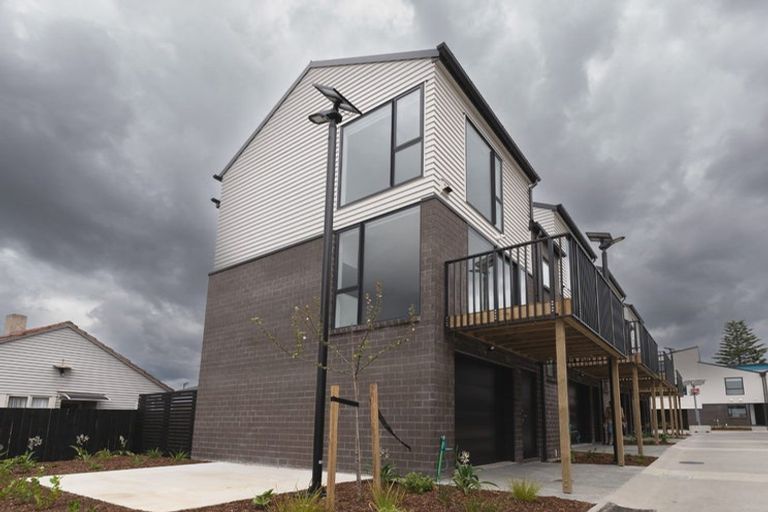 Photo of property in 13/1 Fruitvale Road, New Lynn, Auckland, 0600