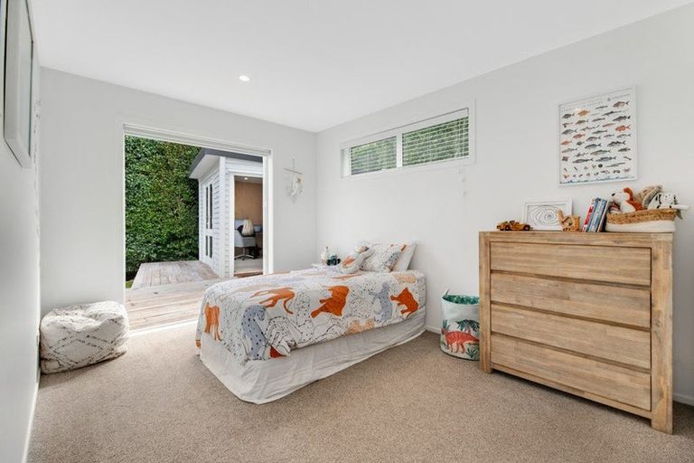 Photo of property in 10 Pohutukawa Avenue, Red Beach, 0932