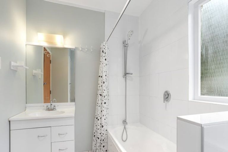 Photo of property in 12 Highland Avenue, Titirangi, Auckland, 0604