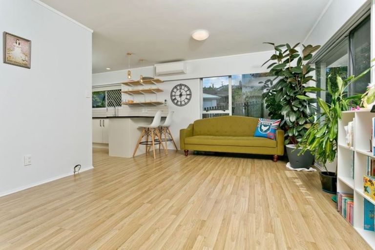 Photo of property in 2/19 Hamilton Place, Glenfield, Auckland, 0629