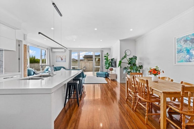 Photo of property in 1 Aporo Drive, Kumeu, 0810