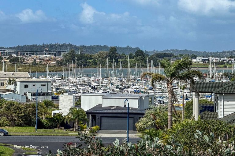 Photo of property in 10 Lupetti Rise, West Harbour, Auckland, 0618