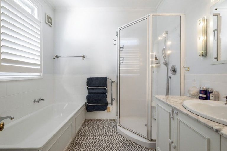 Photo of property in 8 Maritime Terrace, Birkenhead, Auckland, 0626
