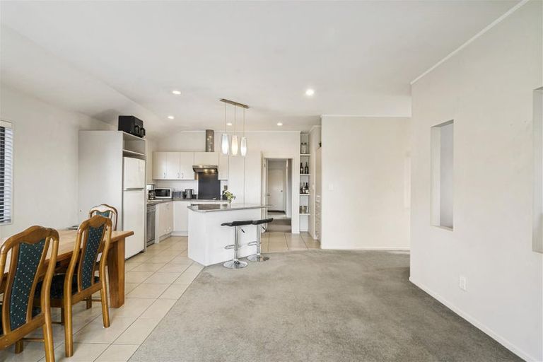 Photo of property in 51 Queen Mary Avenue, New Lynn, Auckland, 0600