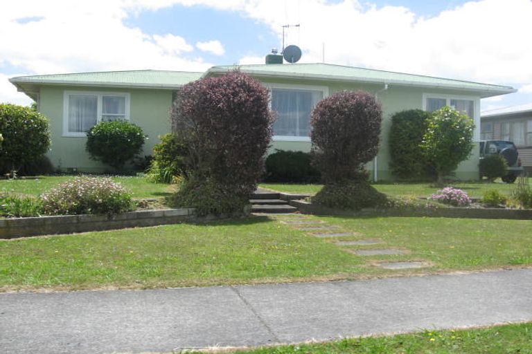 Photo of property in 2 Freyberg Street, Feilding, 4702