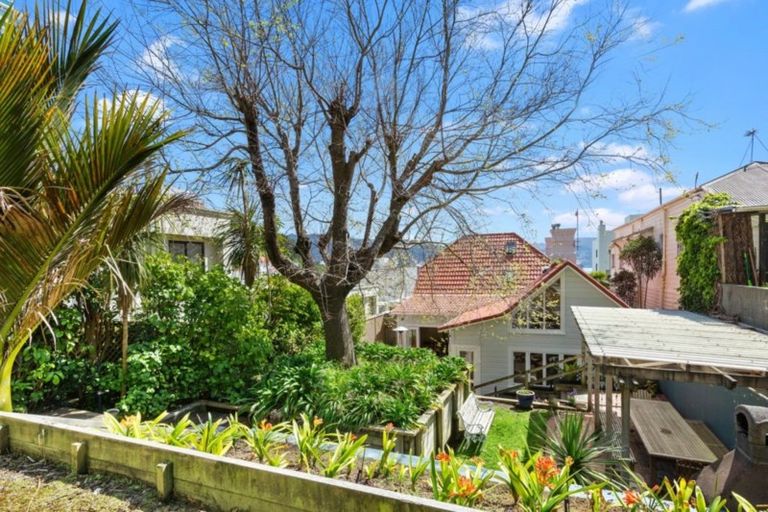 Photo of property in 210 Oriental Parade, Oriental Bay, Wellington, 6011
