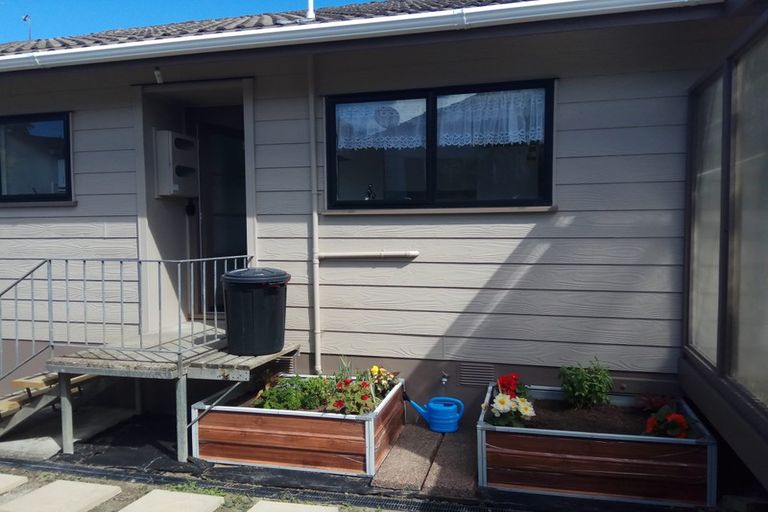 Photo of property in 52 Meadowood Drive, Unsworth Heights, Auckland, 0632