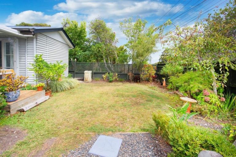 Photo of property in 1/215 Eskdale Road, Birkenhead, Auckland, 0626
