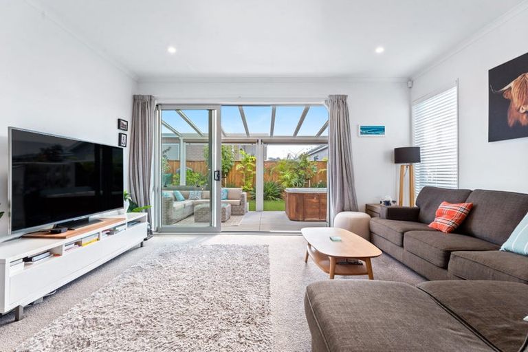 Photo of property in 28 Owen Chapman Drive, Red Beach, 0932