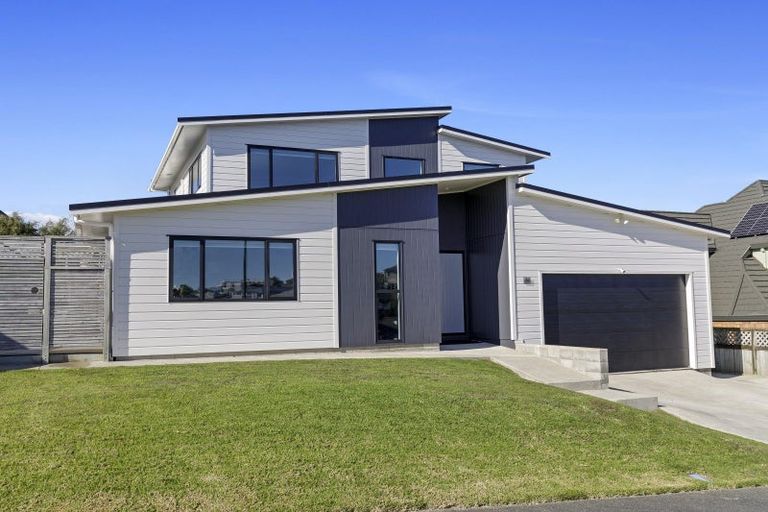Photo of property in 32 Lanyon Place, Whitby, Porirua, 5024