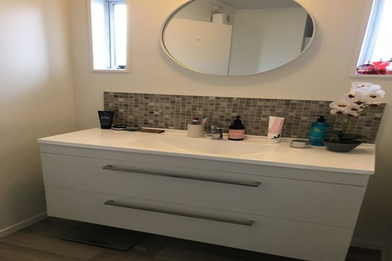 Photo of property in 28 Rewarewa Road, Te Atatu Peninsula, Auckland, 0610