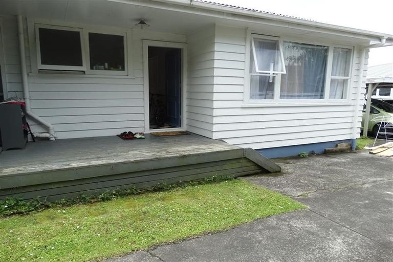 Photo of property in 17 Denver Avenue, Sunnyvale, Auckland, 0612