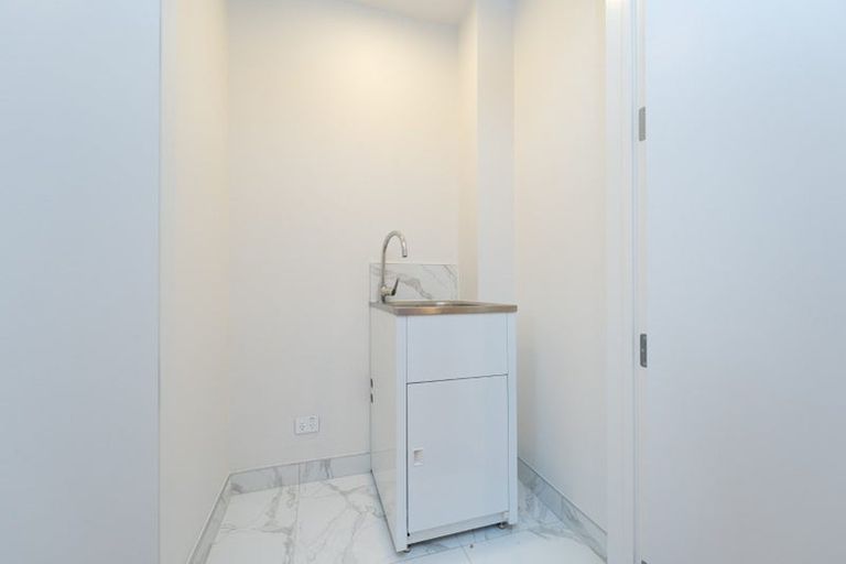 Photo of property in 27a Dawnhaven Drive, Te Atatu Peninsula, Auckland, 0610