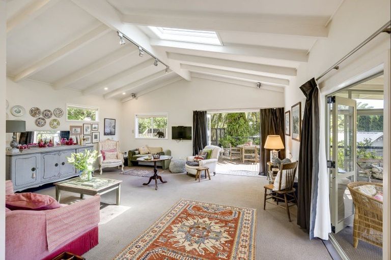 Photo of property in 18 Lucknow Road, Havelock North, 4130