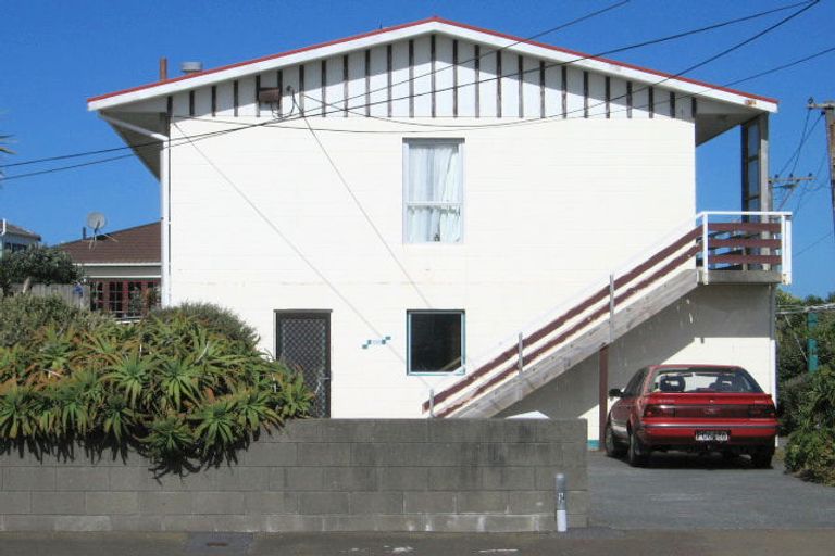 Photo of property in 105f4 Apu Crescent, Lyall Bay, Wellington, 6022