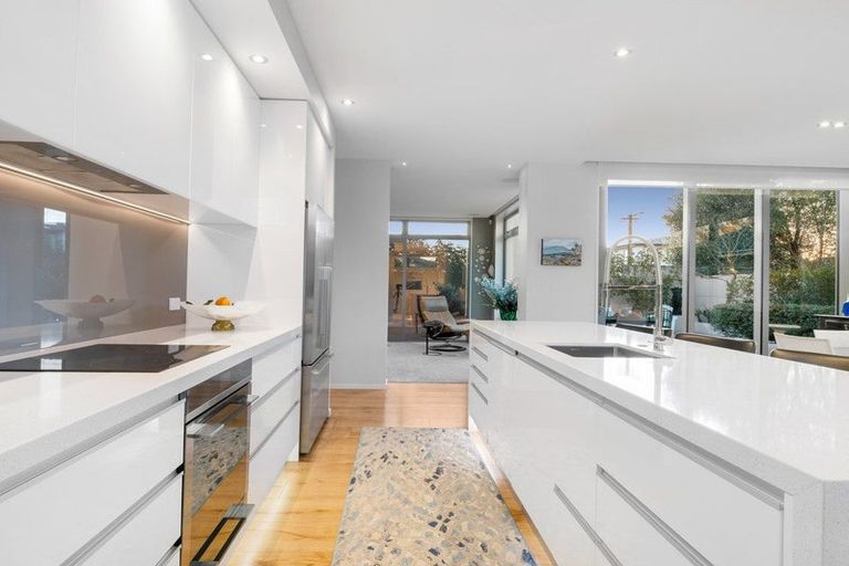 Photo of property in 10 Garreg Road, Fendalton, Christchurch, 8052