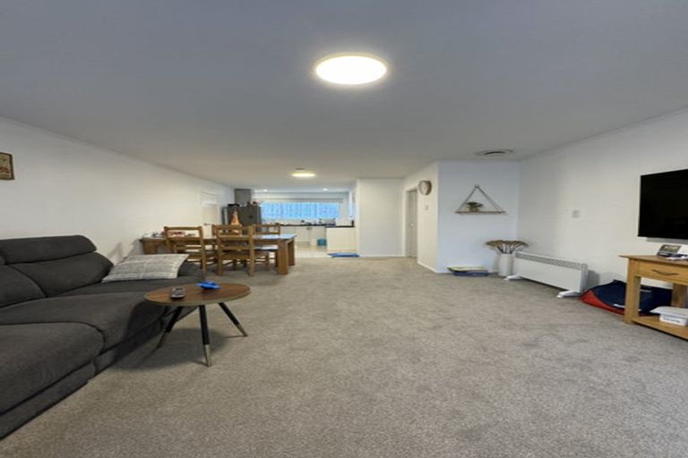 Photo of property in 2/38 Ballater Place, Highland Park, Auckland, 2010