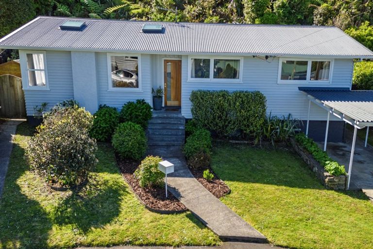 Photo of property in 10 Cotswold Crescent, Newlands, Wellington, 6037