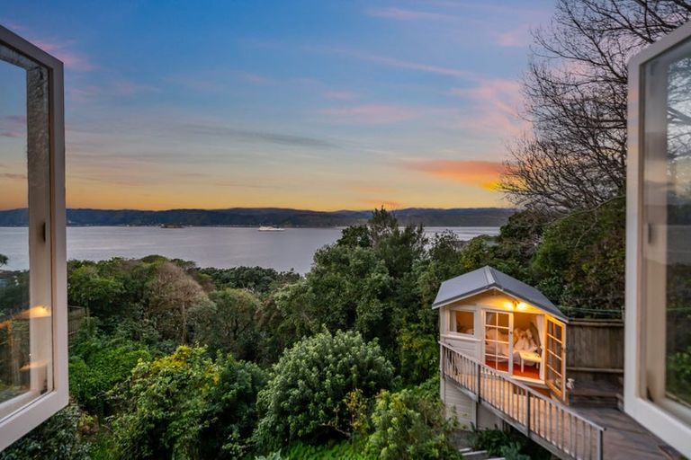 Photo of property in 46 Fortification Road, Karaka Bays, Wellington, 6022