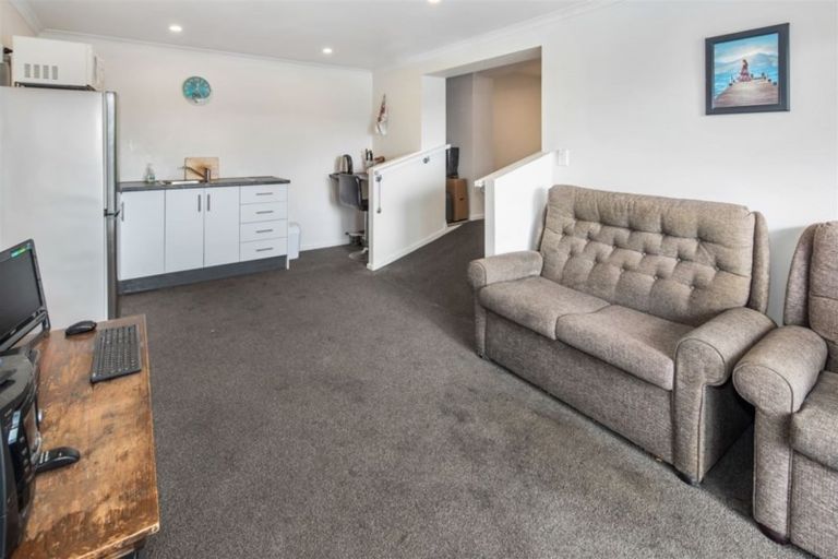 Photo of property in 3 Terrance Grove, Paparangi, Wellington, 6037