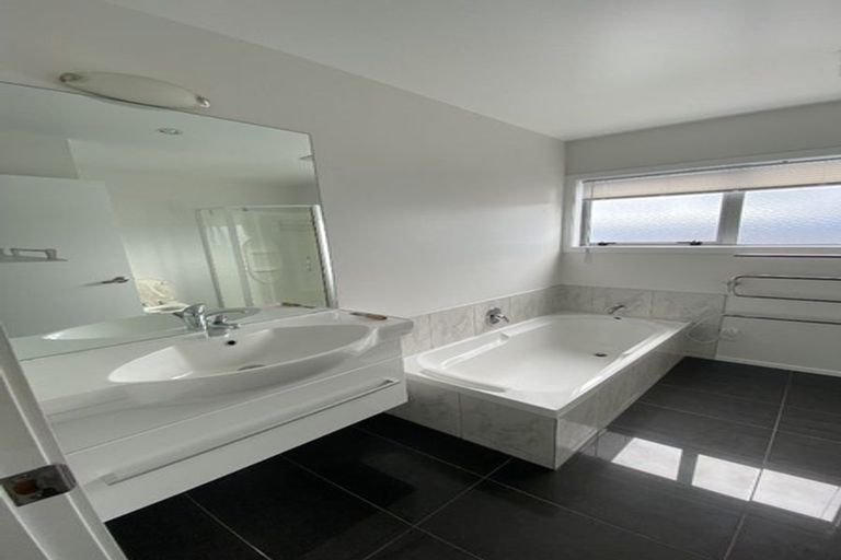 Photo of property in 61 Tamworth Crescent, Newlands, Wellington, 6037