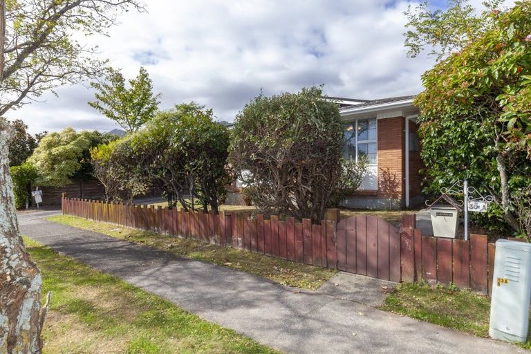 Photo of property in 30a Rewarewa Crescent, Waikanae, 5036