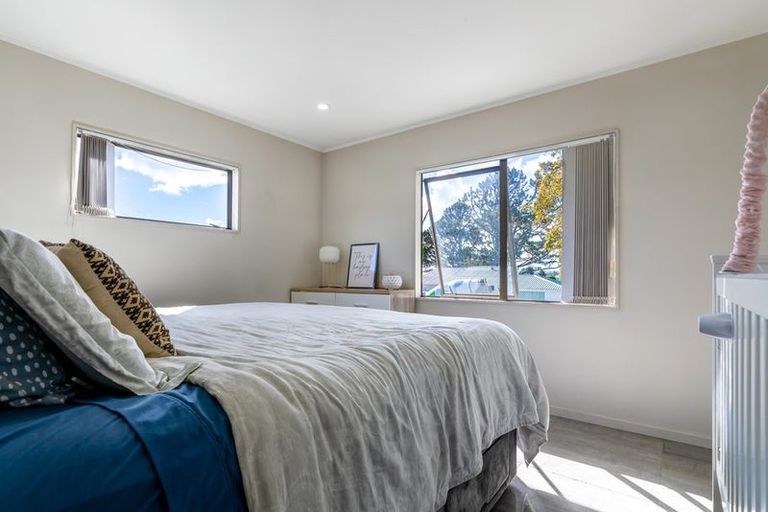 Photo of property in 13 Martin Place, Kelston, Auckland, 0602