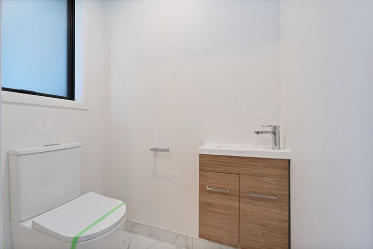 Photo of property in 27a Dawnhaven Drive, Te Atatu Peninsula, Auckland, 0610