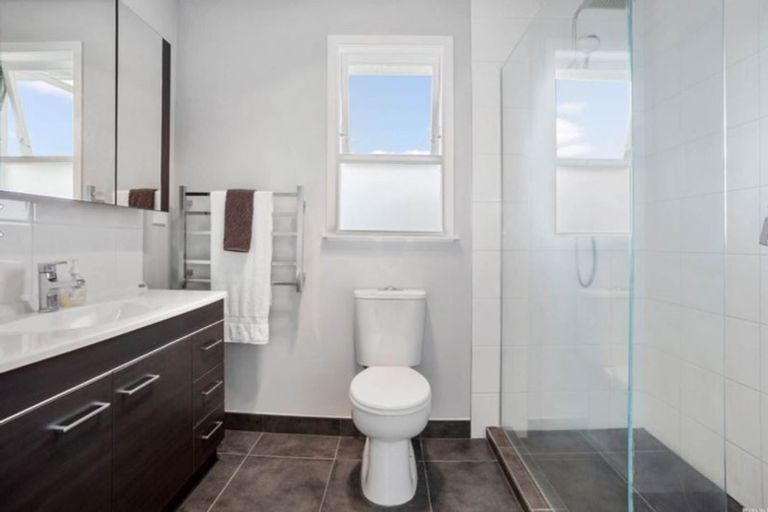 Photo of property in 4 Hatherlow Street, Glenfield, Auckland, 0629