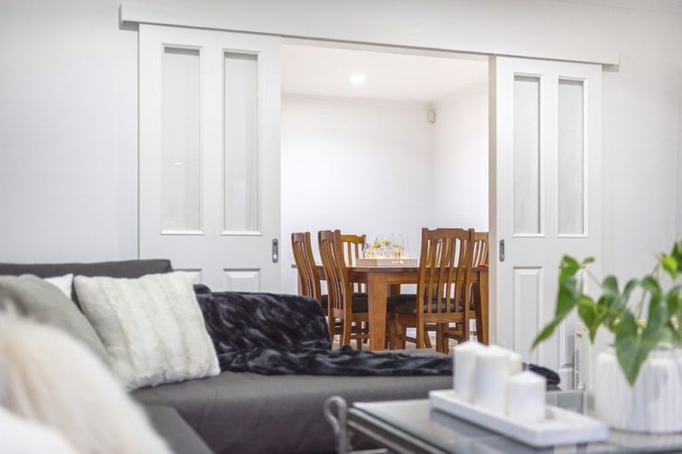 Photo of property in 11 Nottingham Place, Northcross, Auckland, 0630