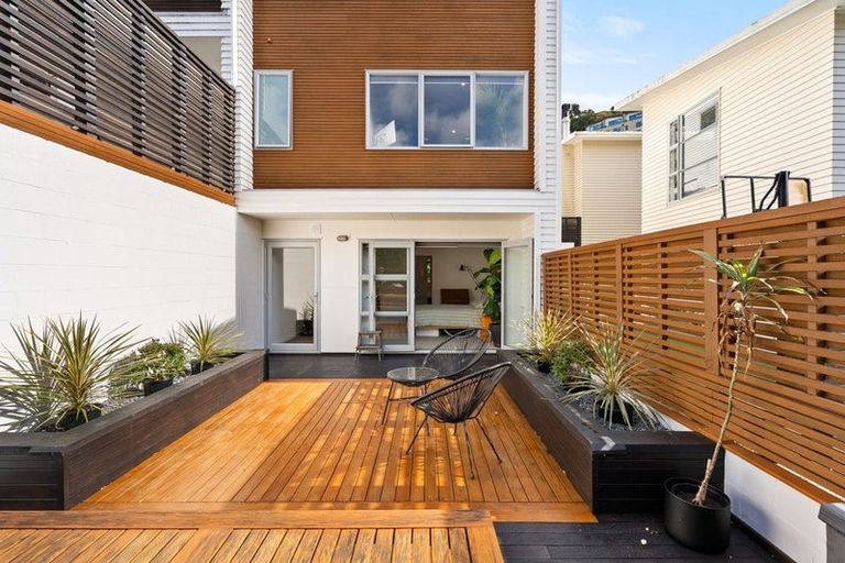 Photo of property in 9 Tiketike Way, Brooklyn, Wellington, 6021