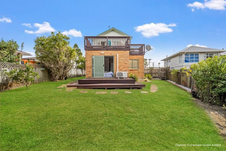 Photo of property in 2/267 Glenfield Road, Hillcrest, Auckland, 0627