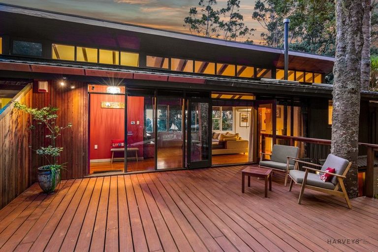 Photo of property in 10 Rangiwai Road, Titirangi, Auckland, 0604