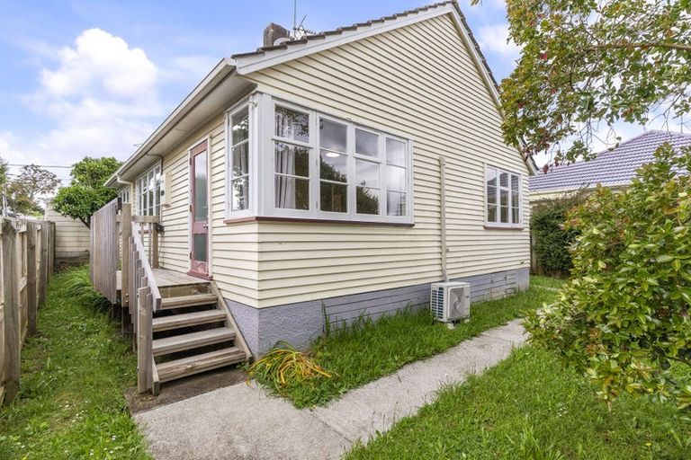 Photo of property in 1/15 Otakau Road, Milford, Auckland, 0620