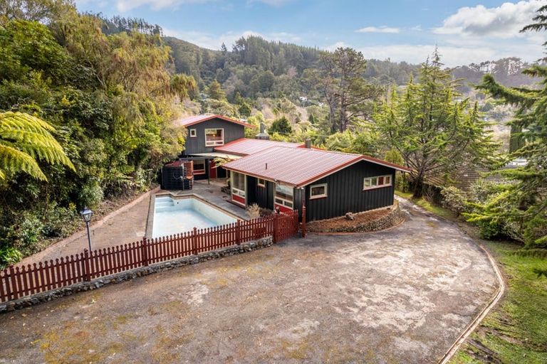 Photo of property in 99 Pinehaven Road, Pinehaven, Upper Hutt, 5019