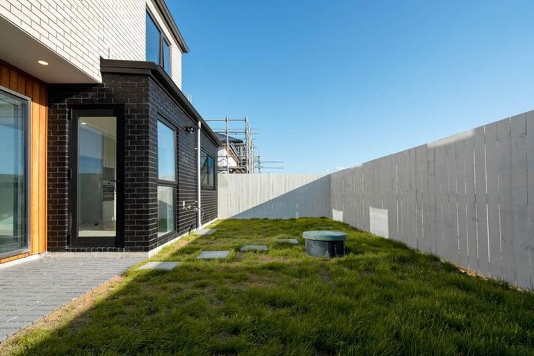 Photo of property in 48 Taipahitini Road, Rosehill, 2113