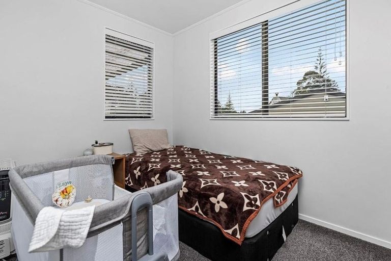 Photo of property in 8 Angeline Place, Massey, Auckland, 0614