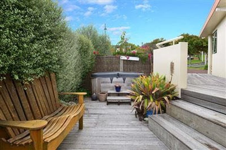 Photo of property in 2 Tyrico Close, Unsworth Heights, Auckland, 0632